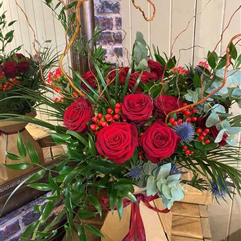 A Luxury dozen red roses